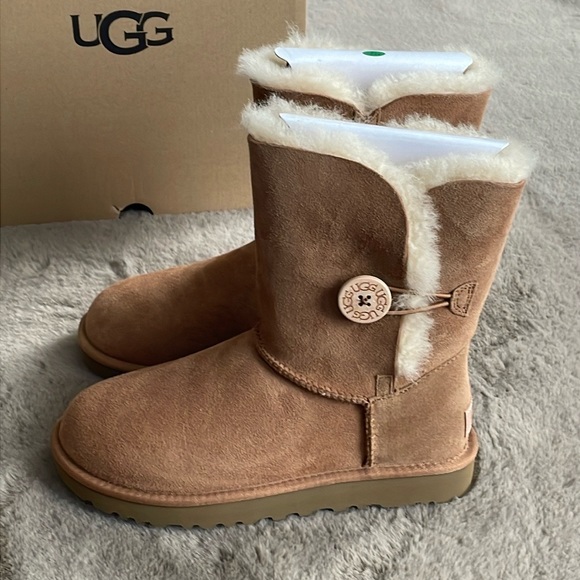 UGG - Women's Bailey Button II Boot / Winter Boot - Picture 6 of 7